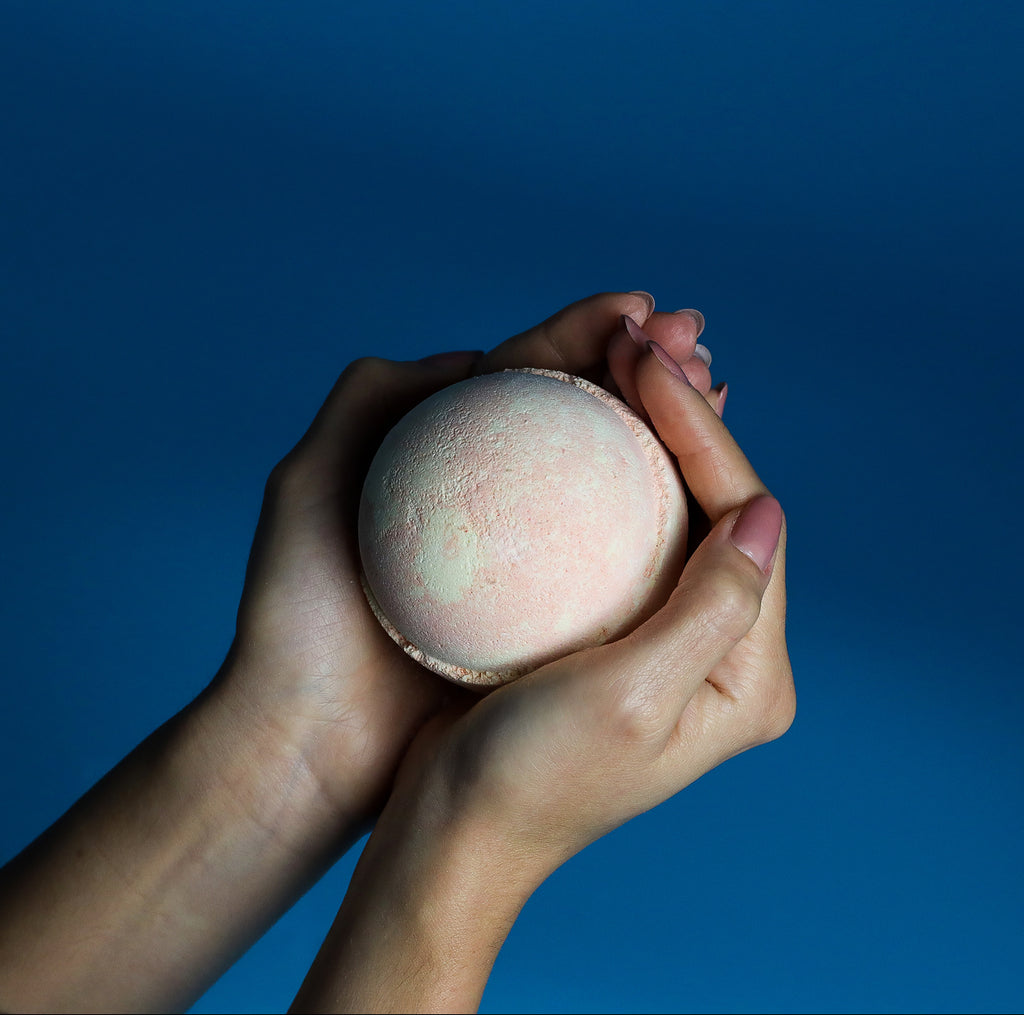 Bomba da bagno alla sangria alla pesca 180g - Essenze del Bottegaio