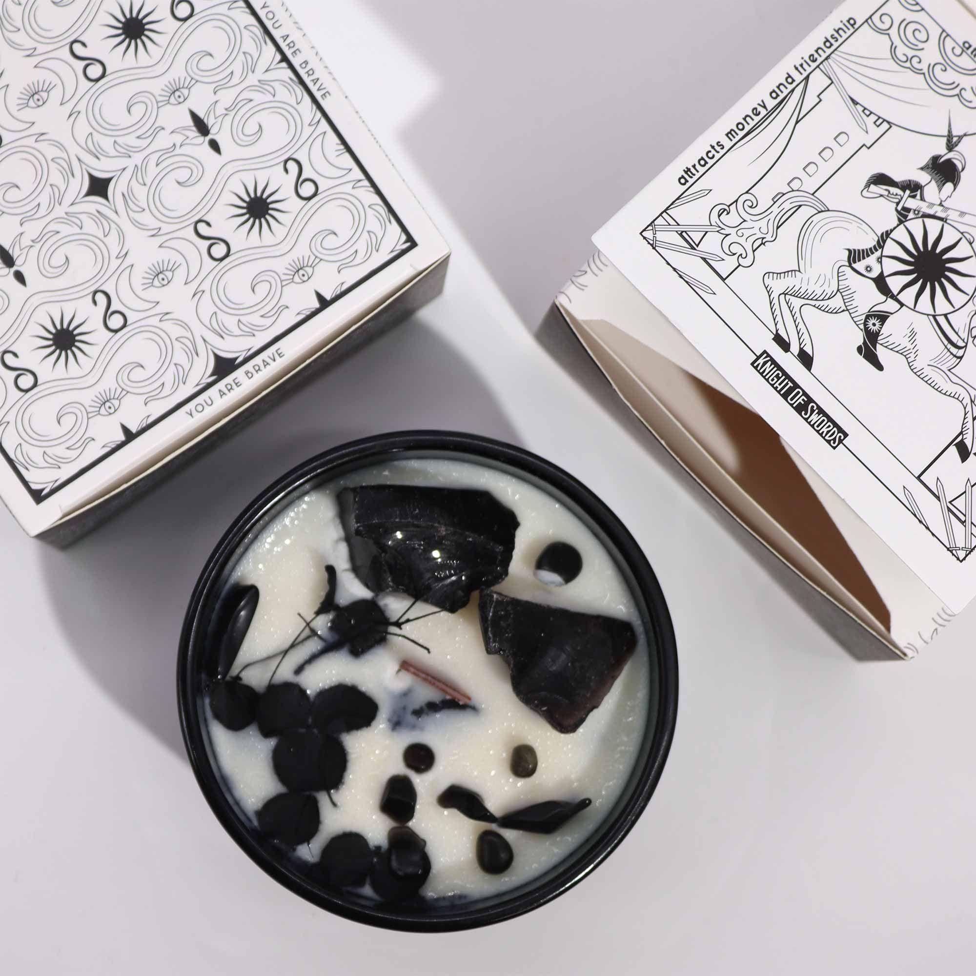 Candela con Fiore Magico Hop Hare - Cavaliere di Spade - Essenze del Bottegaio