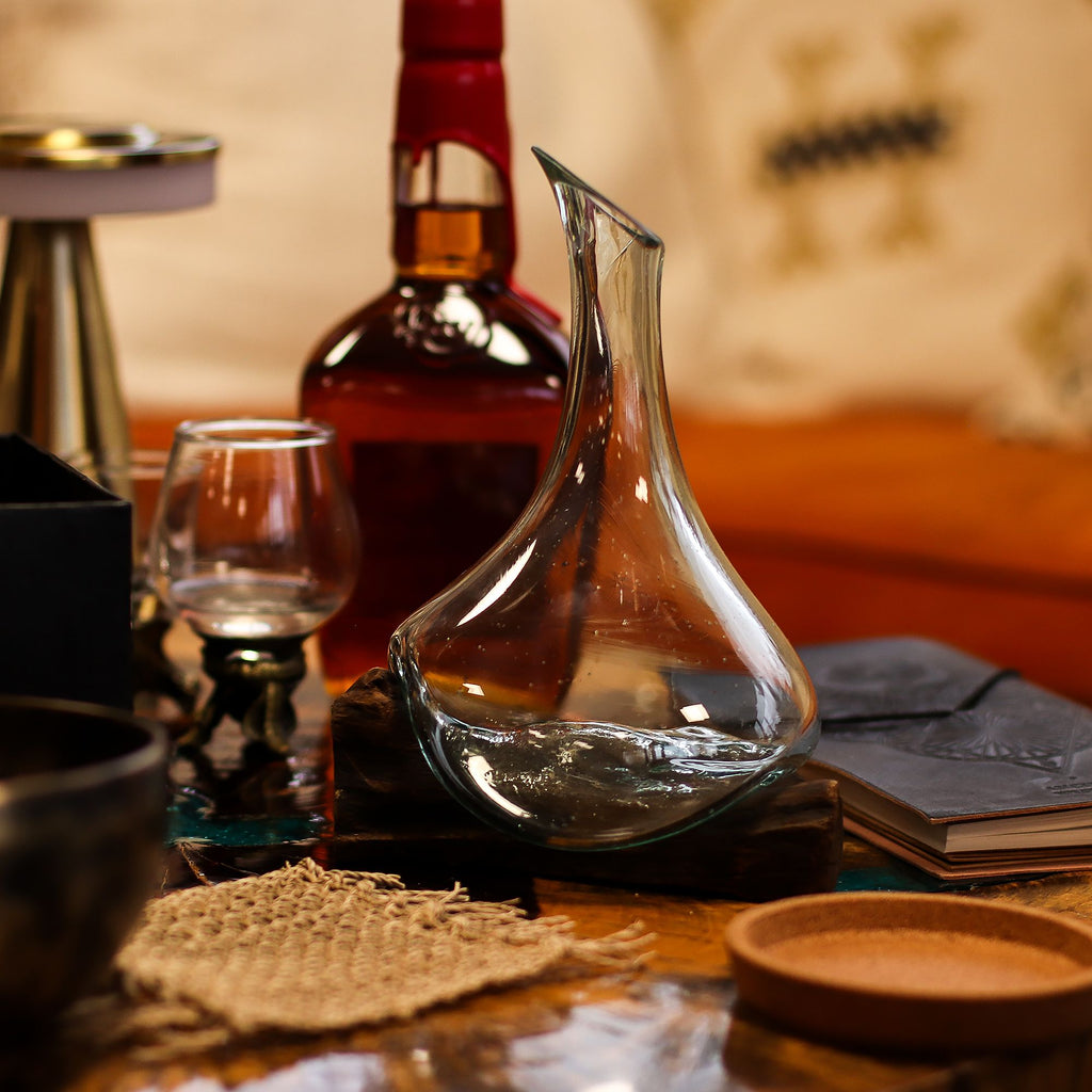 Mini decanter in vetro soffiato su legno 20 cm - Essenze del Bottegaio