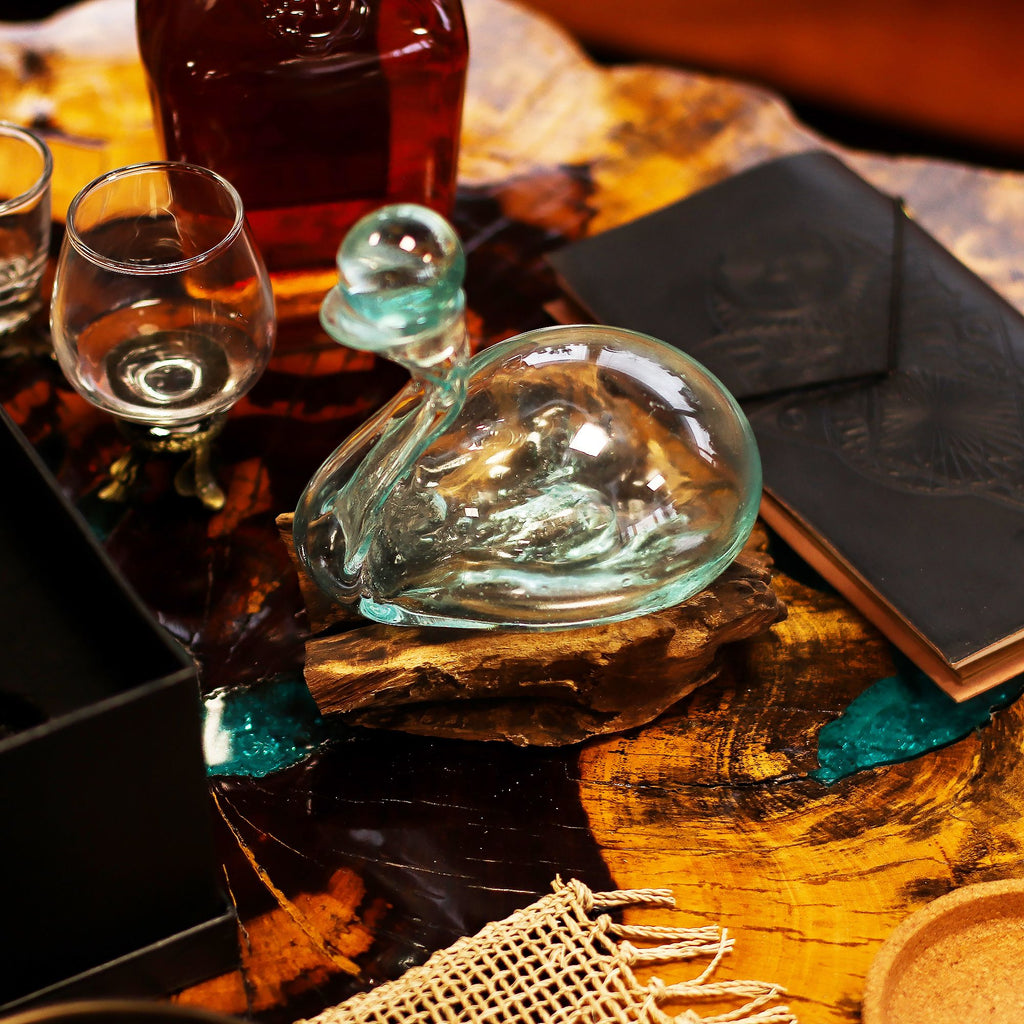 Decanter a forma di anatra in vetro fuso su legno con tappo 19 cm - Essenze del Bottegaio