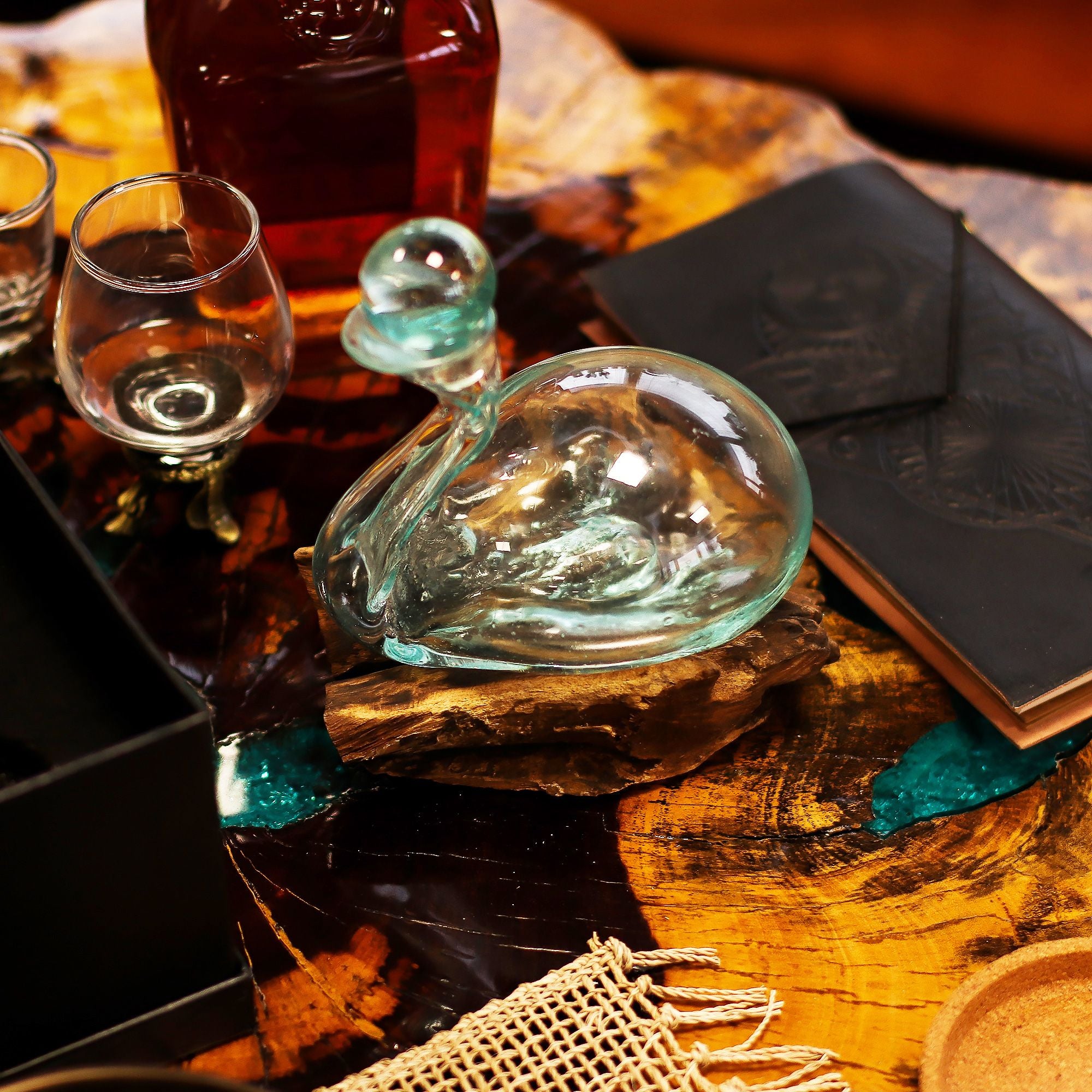Decanter a forma di anatra in vetro fuso su legno con tappo 19 cm - Essenze del Bottegaio