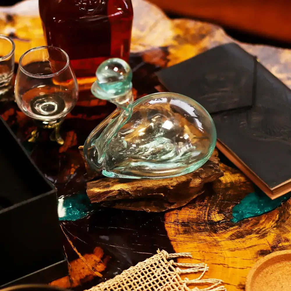 Decanter a forma di anatra in vetro fuso su legno con tappo - Molten Glass on Wood