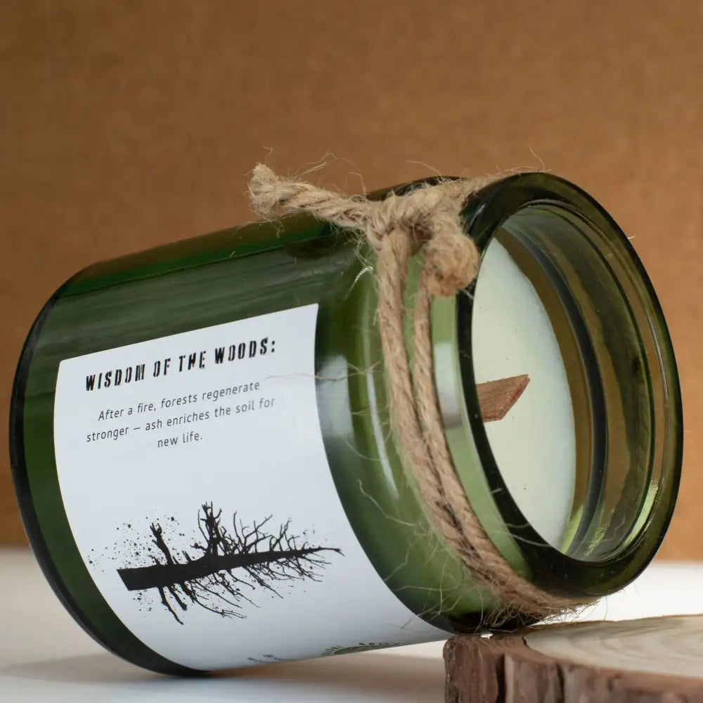 Candela di Soia con Stoppino in Legno – Cenere & Legno Bruciato - Greenman Rituals Woodwick Soy Candles