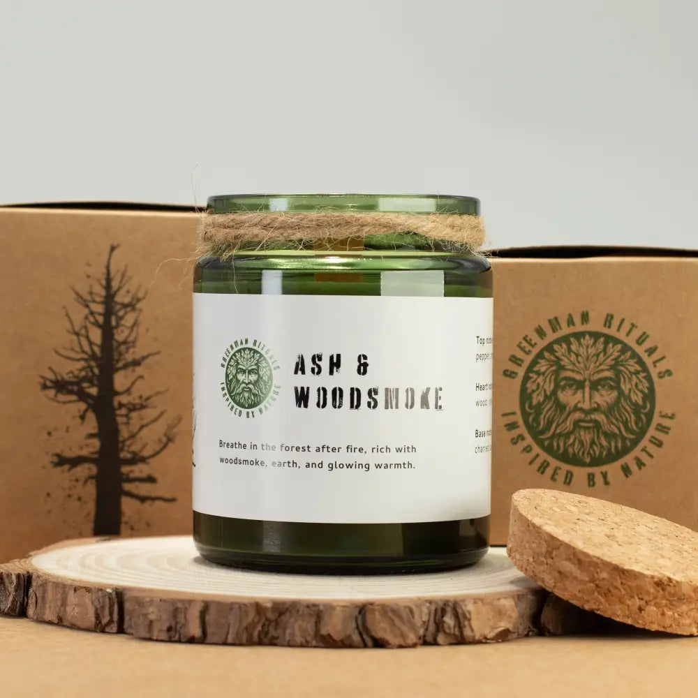 Candela di Soia con Stoppino in Legno – Cenere & Legno Bruciato - Greenman Rituals Woodwick Soy Candles