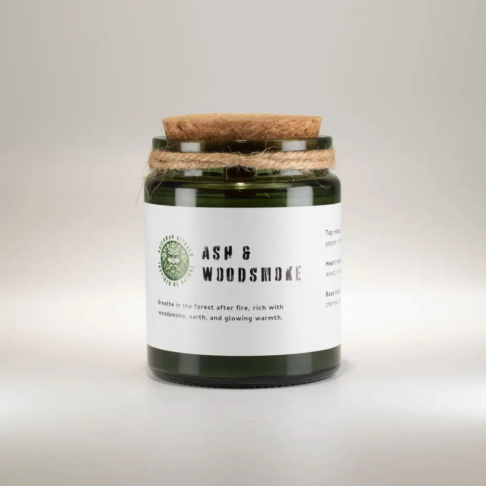 Candela di Soia con Stoppino in Legno – Cenere & Legno Bruciato - Greenman Rituals Woodwick Soy Candles