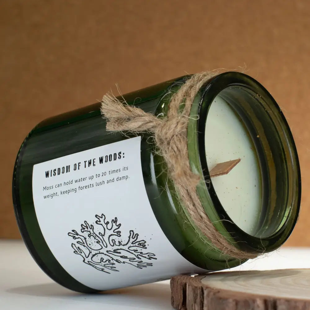 Candela di Soia con Stoppino in Legno – Muschio & Bruma - Greenman Rituals Woodwick Soy Candles