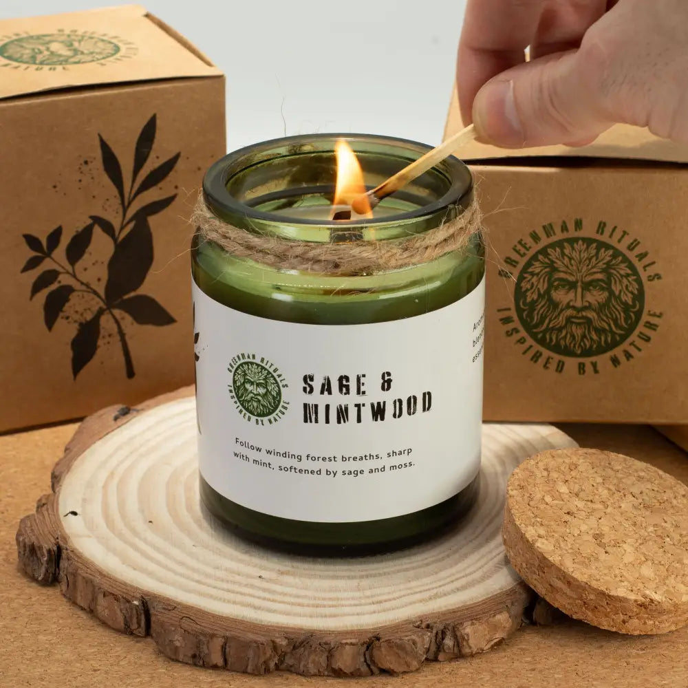Candela di Soia con Stoppino in Legno – Muschio & Bruma - Greenman Rituals Woodwick Soy Candles