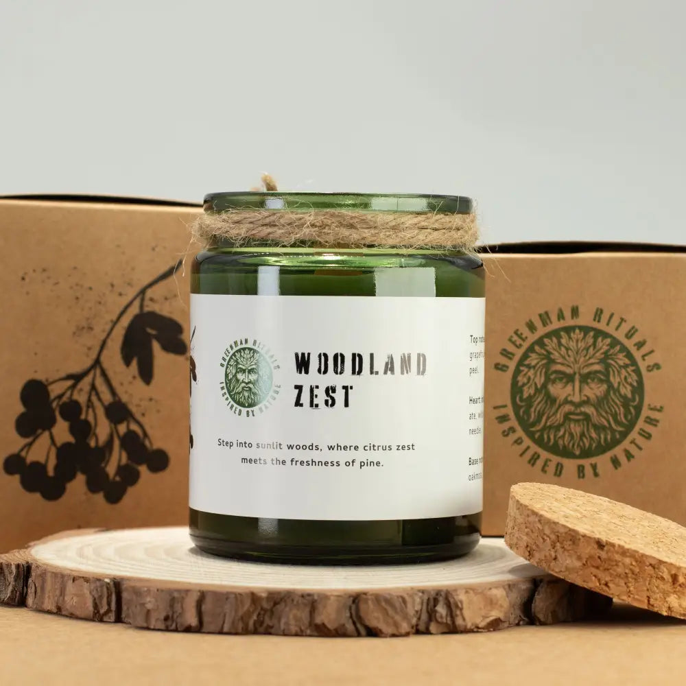 Candela di Soia con Stoppino in Legno – Essenza di Bosco - Greenman Rituals Woodwick Soy Candles