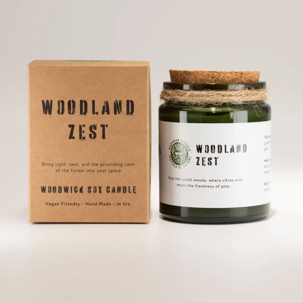 Candela di Soia con Stoppino in Legno – Essenza di Bosco - Greenman Rituals Woodwick Soy Candles